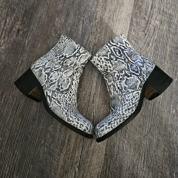 NaNa | Shoes | Nana Industrial Strength Vintage Snake Print  display picture 2